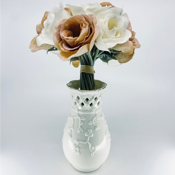 Porcelain 3D Ivory Weave & Red Roses Bud Vase Hand-painted 5.5” Tall Gold Trim - Picture 3 of 12